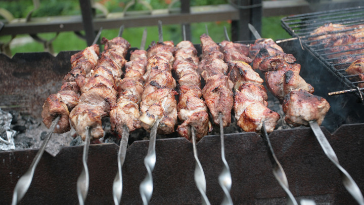 От пяти тысяч до тюрьмы: Когда за шашлыки могут сурово наказать, напомнили в МЧС