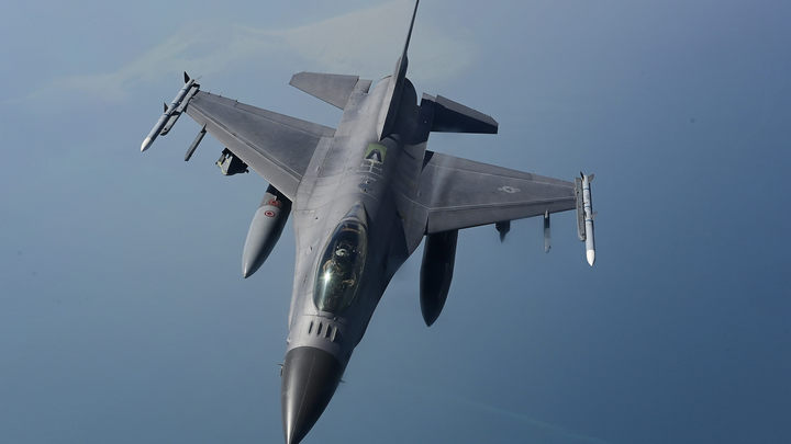 Американские F-16 сопроводили русские Ту-95 у Аляски, но забыли про МиГ-31