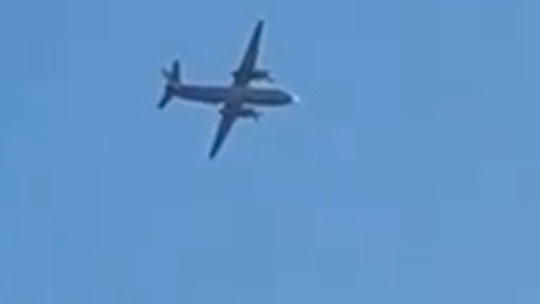Самолет над челябинском. Типичный мирноградсамолеты над Мирноградом 26.05.2022. Летит серый самолет с тяжелым гулом.