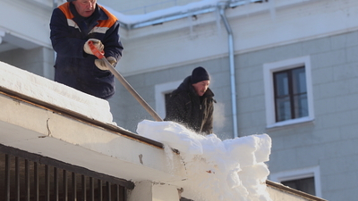 В Челябинской области с крыш начали падать сосульки