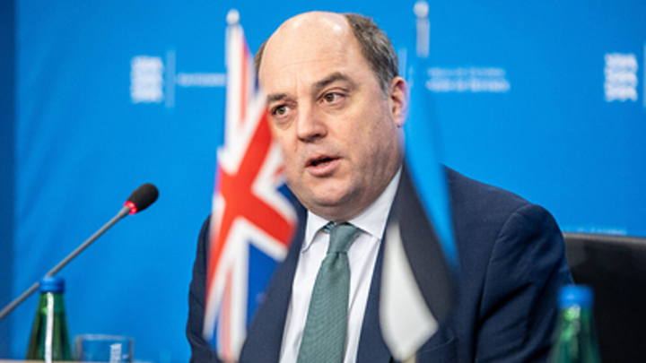 Лучше бы Вована и Лексуса разместил. Британский министр пустил ВСУ в свой личный Twitter