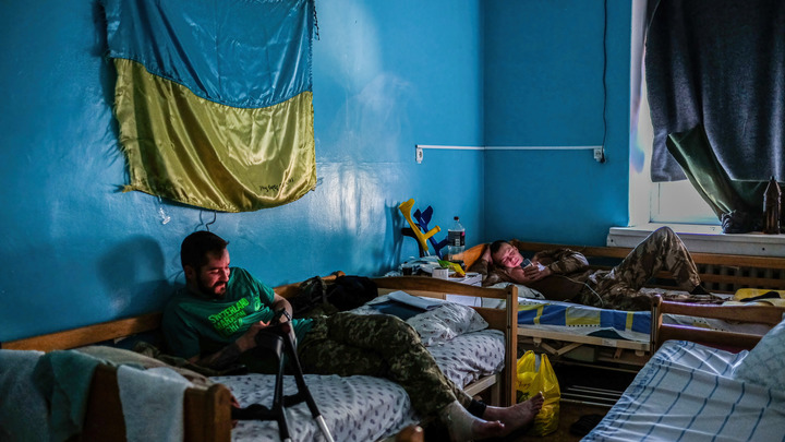 Что ты по нам долбишь?: пленный украинец сдал своих неожиданных палачей. Не русские