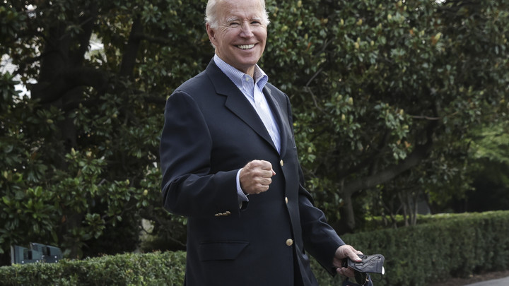 Бой Байдена: пиджак и очки не победил, но видео получилось смешное