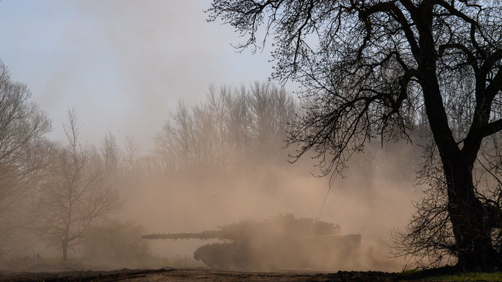 Гусеницы пришлось разрывать: Показана эвакуация трофейного танка Leopard 2
