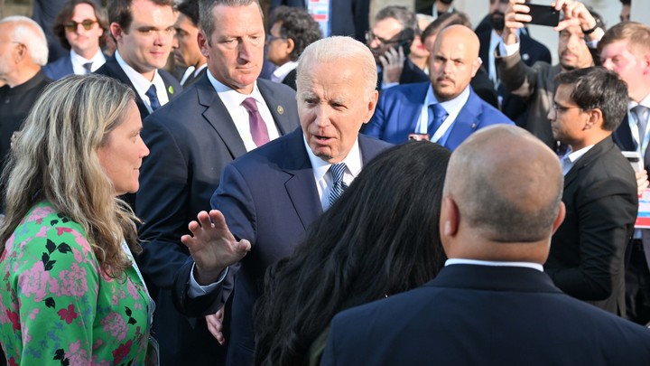 Слишком тесный контакт Байдена. Президент Аргентины скривился