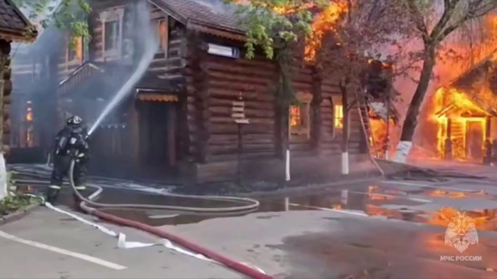 Для тушения семи зданий банного комплекса в Москве направили два вертолёта