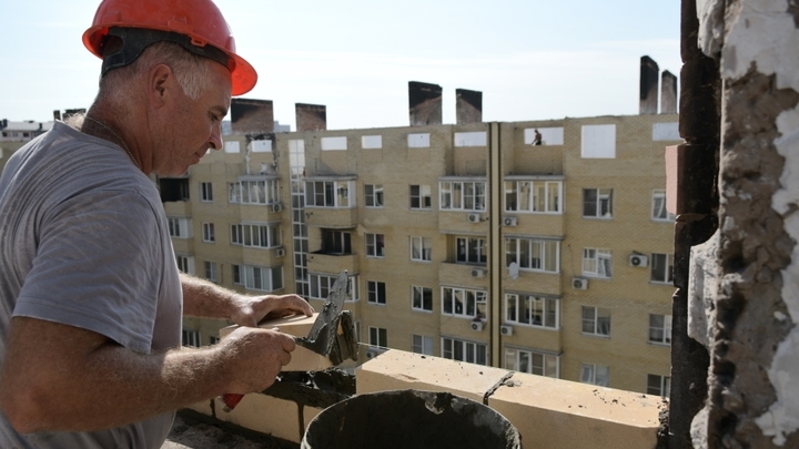В сгоревшем краснодарском доме на ул. Российской начали укладывать стены технического этажа