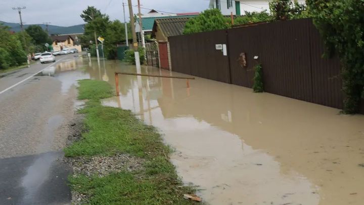 В Новороссийске после ночного ливня вода зашла в 20 домов