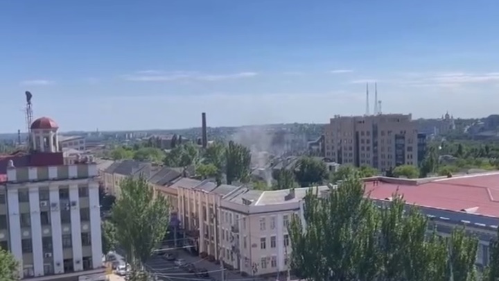 Взрыв в центре Донецка: ВСУ били по администрации, попали в жилой дом