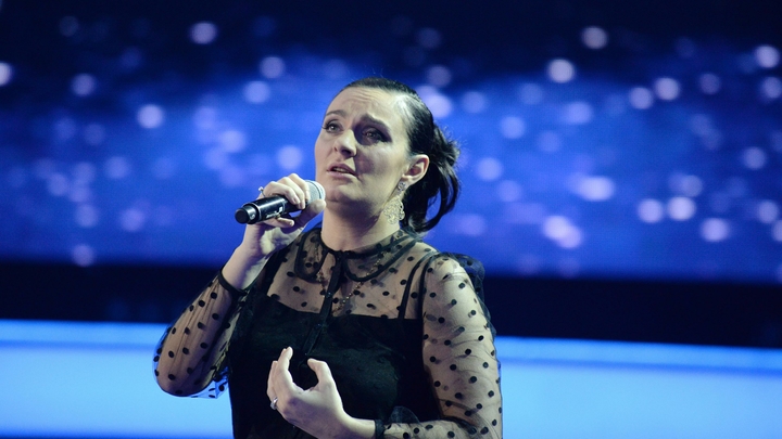 Три дня не открывалась челюсть: беременную Елену Ваенгу избила украинская националистка