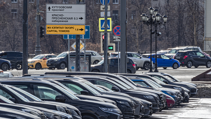 Парковки в новогодней Москве будут бесплатными: Каких парковок это не коснется
