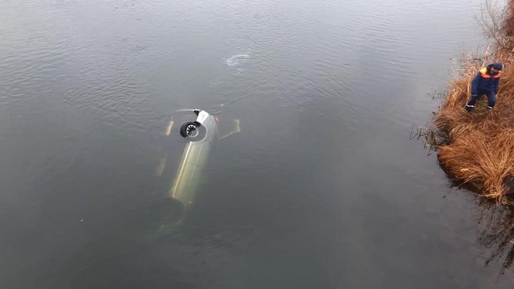 В Челябинской области упавшую в реку Приору вытащили с помощью водолазов