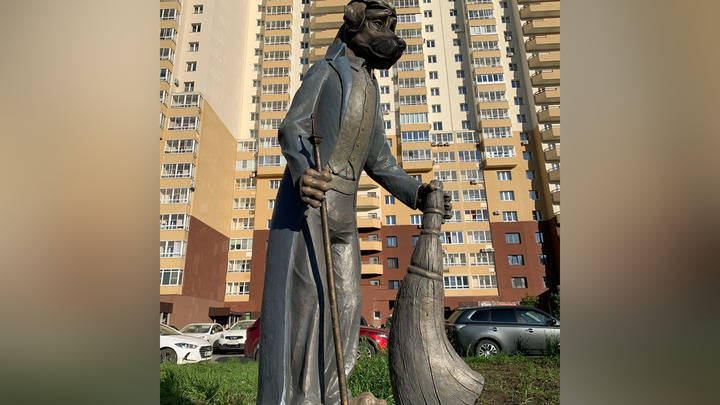 В Челябинске появился памятник собаке, которая воспитывает своего хозяина