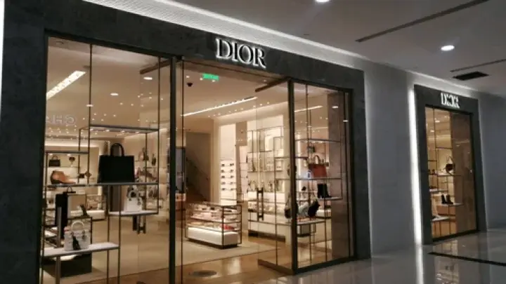 Dior возвращается в Москву: стали известны сроки возобновления работы магазинов