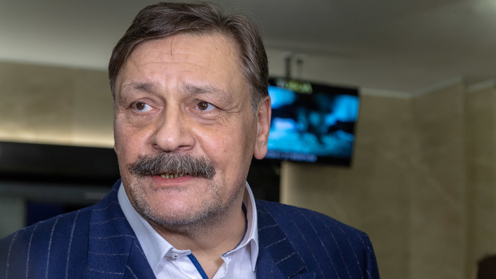 Зебры, львы, стая. В новой антирусской басне Дмитрий Назаров хочет быть смелым, но побаивается