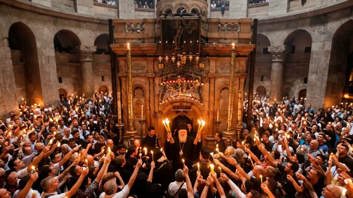 Благодатный огонь сошёл в Иерусалиме: спецборт везёт святыню в Россию