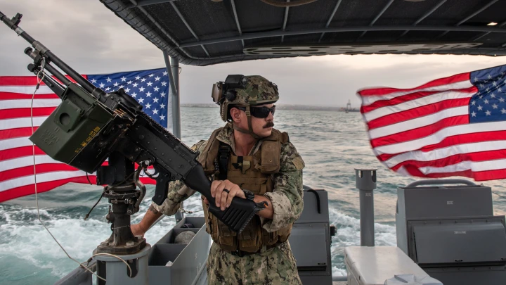 Ужасный русофоб из администрации США подстрекает Трампа к войне: Флот уже в пути