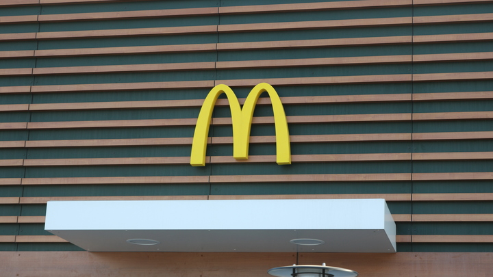 В Екатеринбурге с заведений McDonald’s снимают знаменитую жёлтую букву М