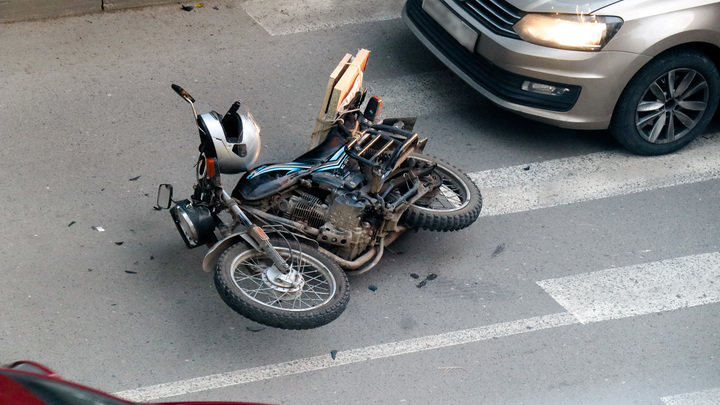 На юго-востоке Москвы мотоцикл влетел в автомобиль