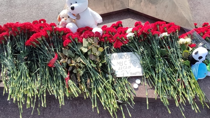 В Самарской области несут цветы к мемориалам в память о жертвах в Подмосковье