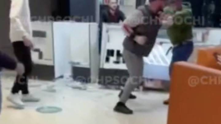 В Сочи посетители ТЦ Торговая галерея разбили витрину с техникой во время драки