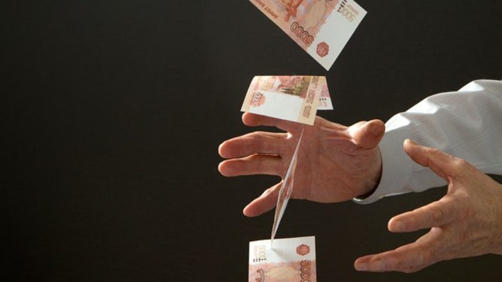 В Оренбурге женщина сбросила сестре в окно 715 тысяч рублей, но они достались прохожему