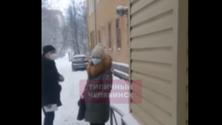 В Челябинской области больных выгнали на улицу ждать своей очереди на КТ