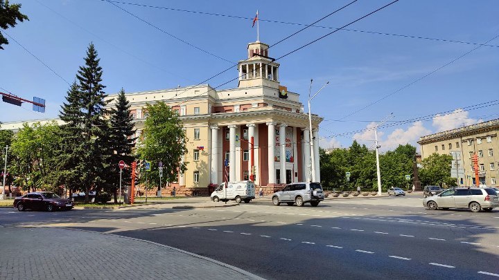 В центре Кемерова демонтируют незаконно размещенный торговый объект