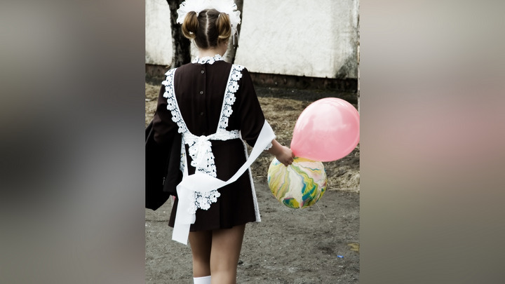 Из-за школьниц в советской форме в парке на Украине произошел скандал