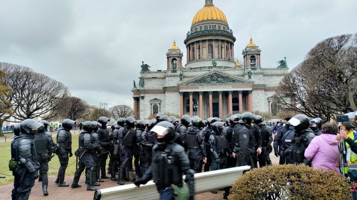 В Петербурге начали задерживать участников незаконной акции