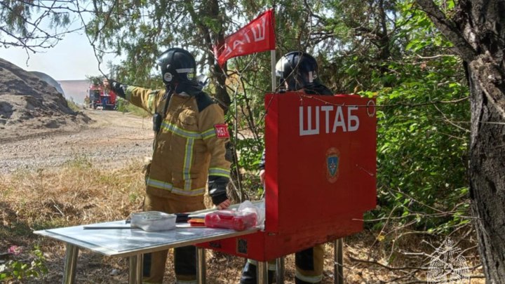 В Кропоткине загорелось поле с шелухой подсолнечника на площади 800 кв. м.