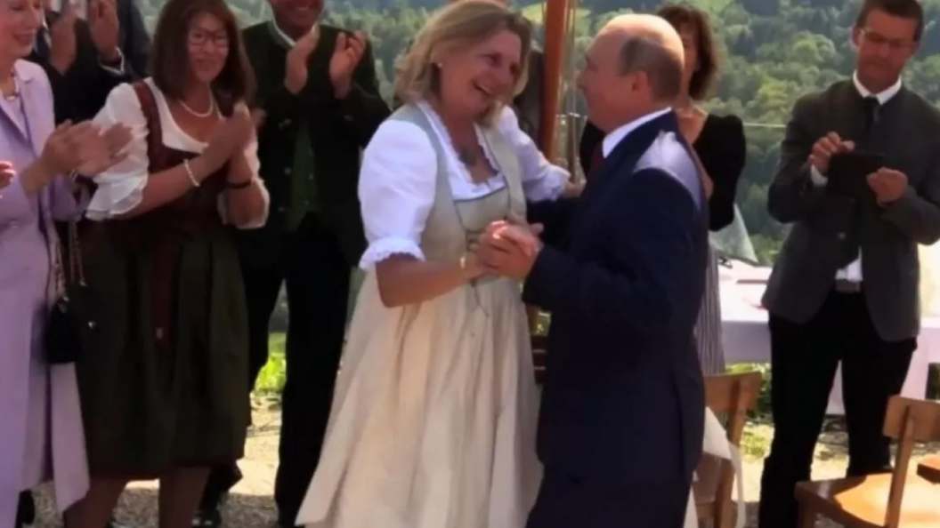 Карин кнайсль австрия. Бывший министр австрии карин кнайсль. Кнайсль развелась с мужем. Кнайсль развелась с мужем. Карин кнайсль австрийский дипломат.