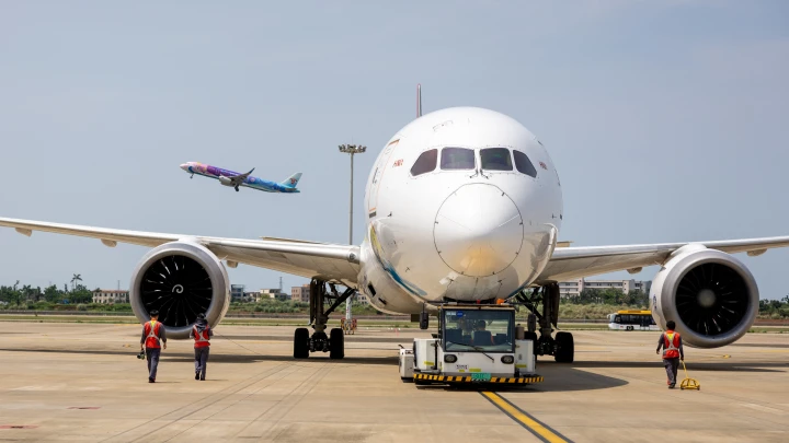 Boeing 787 с 242 людьми на борту разбился на взлёте: что известно о катастрофе в Индии