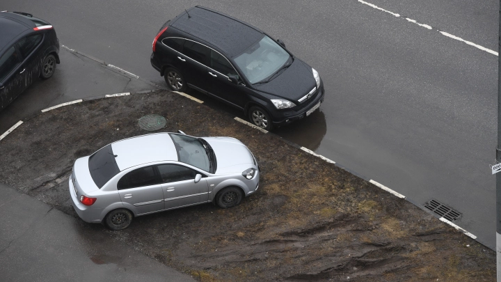 Электронный страж газонов: в Челябинске автомобилисты массово попадают на штрафы Электронный страж газонов: в Челябинске автомобилисты массово попадают на штрафы