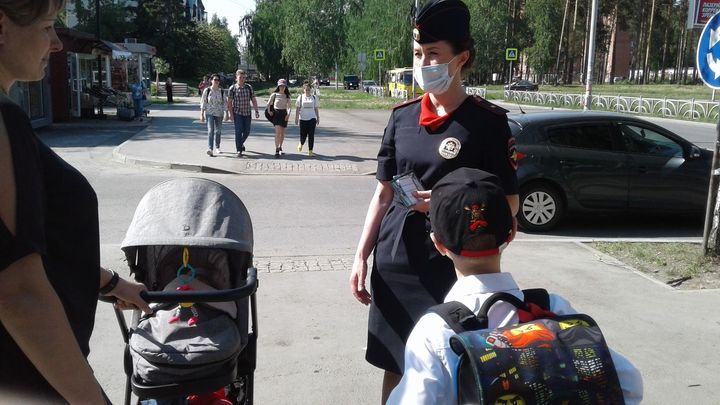 В Екатеринбурге сотрудники ГИБДД решили поговорить с пешеходам и водителями