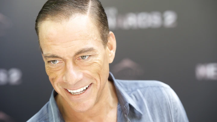 Жан-Клод Ван Дамм просится в Россию. Записал для Путина видео. А раньше Зеленскому кланялся