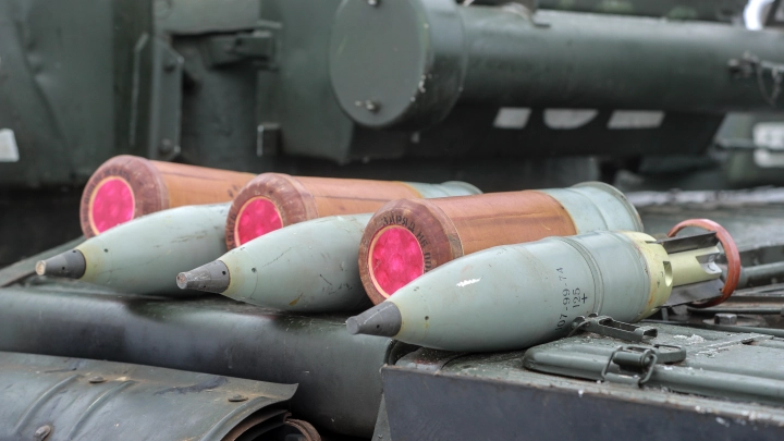 Личное послание Владимиру Путину: Американский конгрессмен подписал украинский снаряд перед его запуском