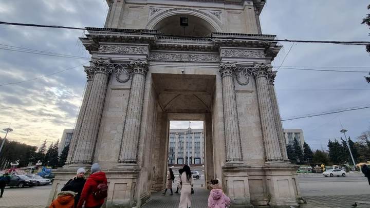 В Молдавии - желтый код опасности: сильный ветер сносит шифер с крыш