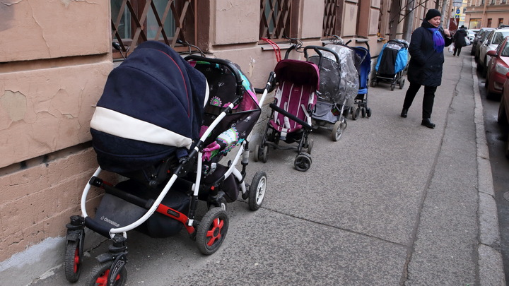 На улице в Екатеринбурге нашли брошенную коляску с младенцем