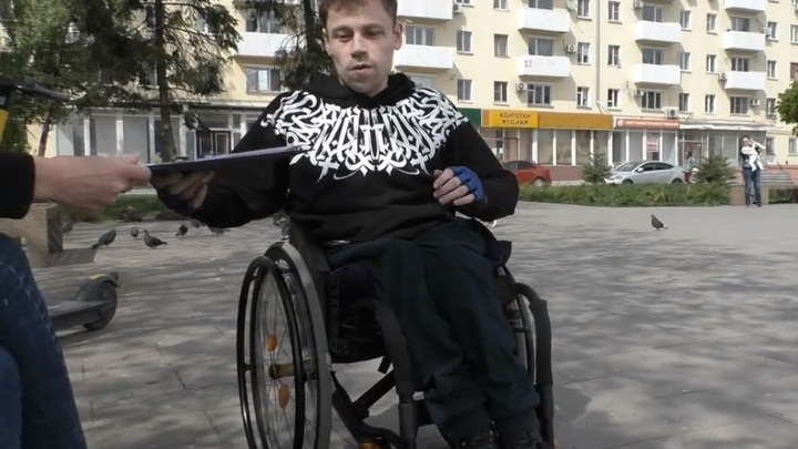 В Ростове инвалид-колясочник помог собрать 1000 подписей против строительства стекляшки на Ленина