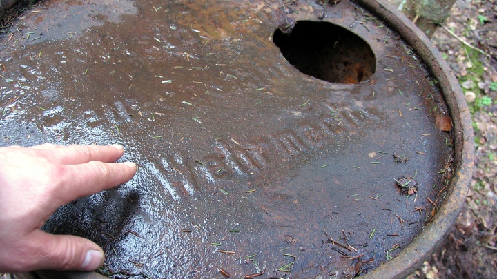 Бочки на улице рядом с мусором, грязная кухня и бараки. Как готовили отравившую москвичей еду