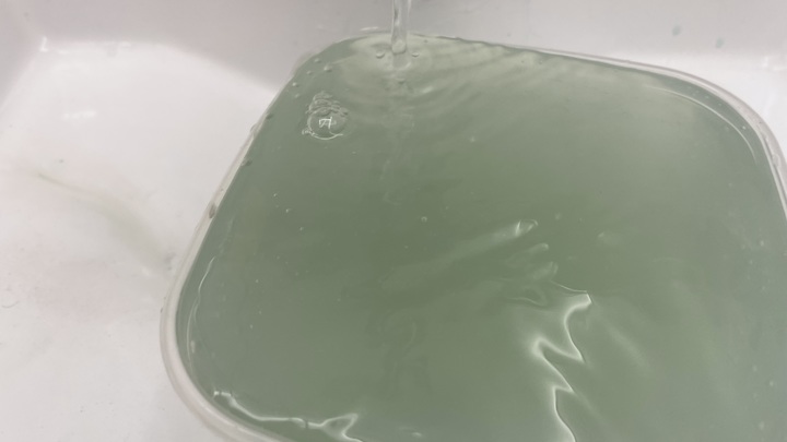 Жители Тольятти возмущены качеством воды цвета кофе