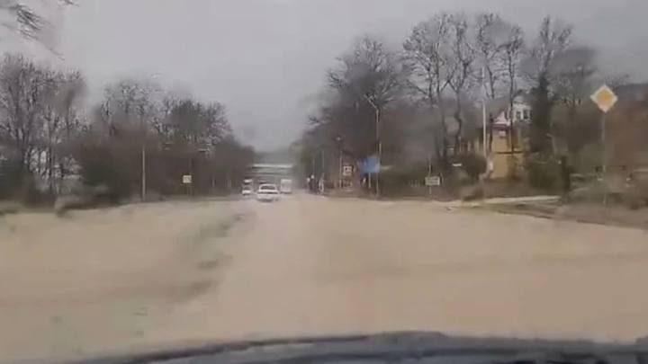 В Туапсинском районе подтопило участок трассы Джубга-Сочи