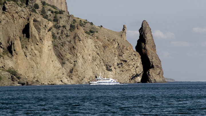В Крыму джип с туристами упал в море с 20-метрового обрыва