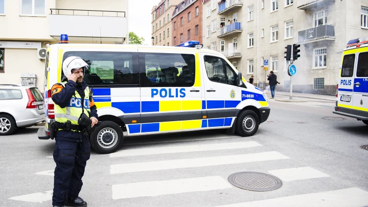 Эффектное появление: Неизвестный на авто въехал в ворота посольства России в Швеции