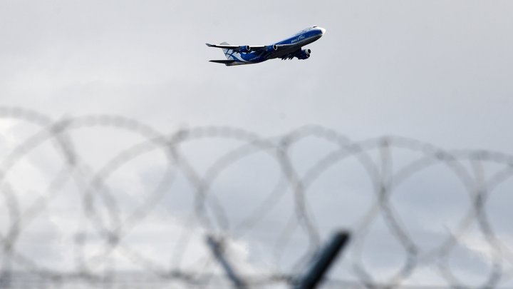 На руках тащила 12-летнего сына в самолёт: В аэропорту Магнитогорска мать вынудили пойти на крайние меры