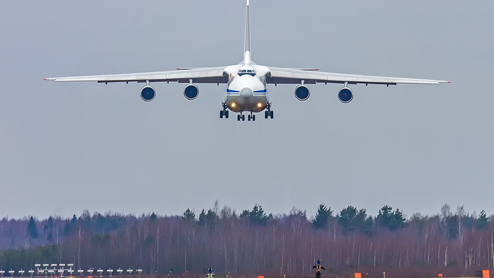 Причиной аварийной посадки Ан-124 в Новосибирске стало разрушение двигателя