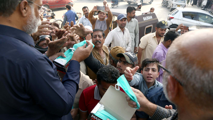 Человечество не стоит перед угрозой вымирания: Микробиолог о вирусобесии и смертности от коронавируса