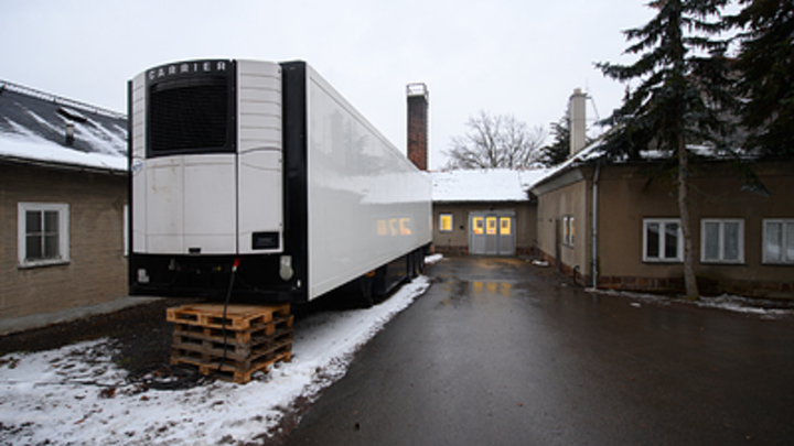 Вонь стоит над всем Николаевом: В порт города свезли мобильные крематории из Германии