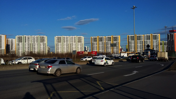 Забытые жилкомсервисом. Регулярные прорывы превратили дом на севере Петербурга в Ниагарский водопад